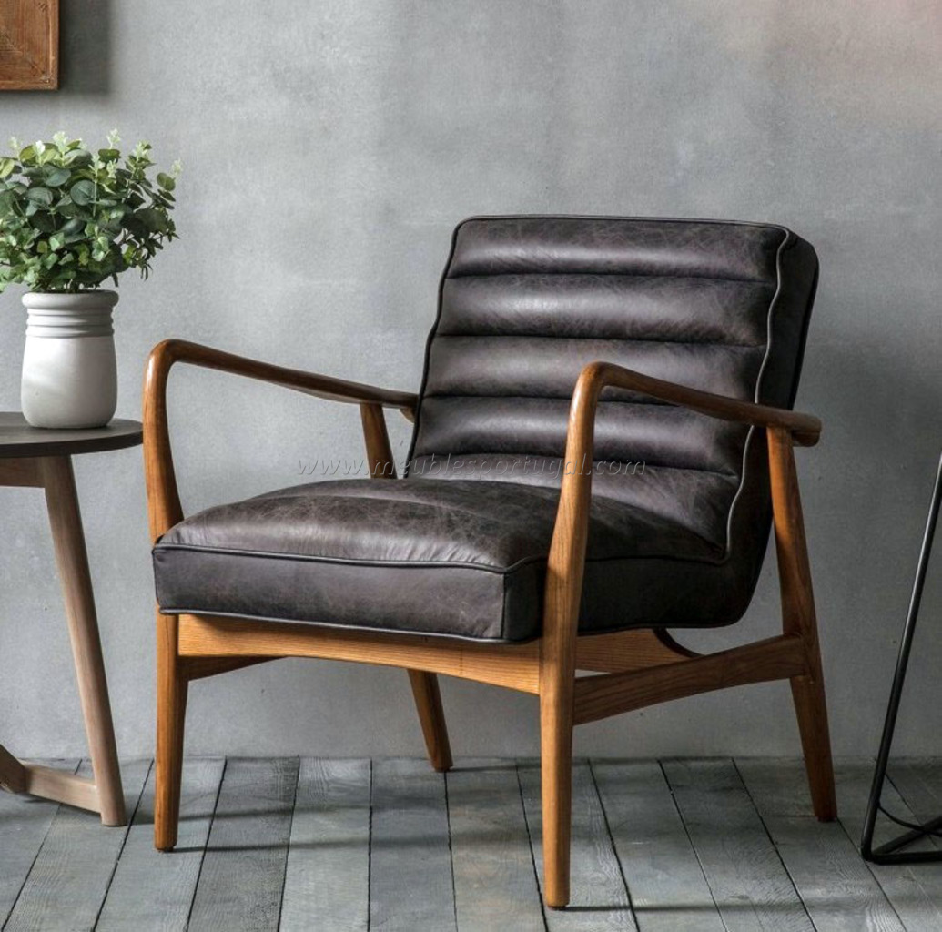 Fauteuil en bois et cuir patine