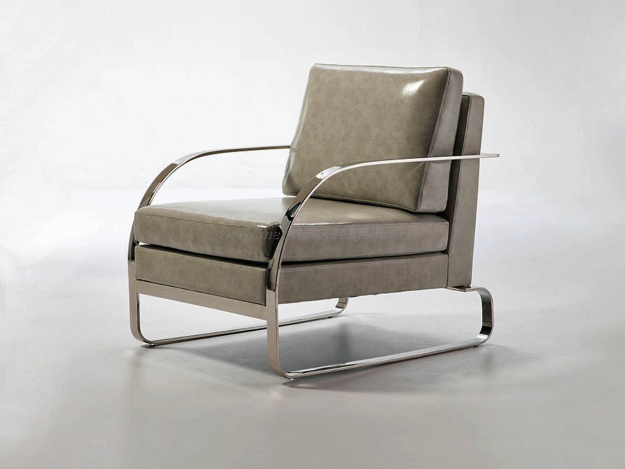 Fauteuil en cuir gris clair et pieds chrome