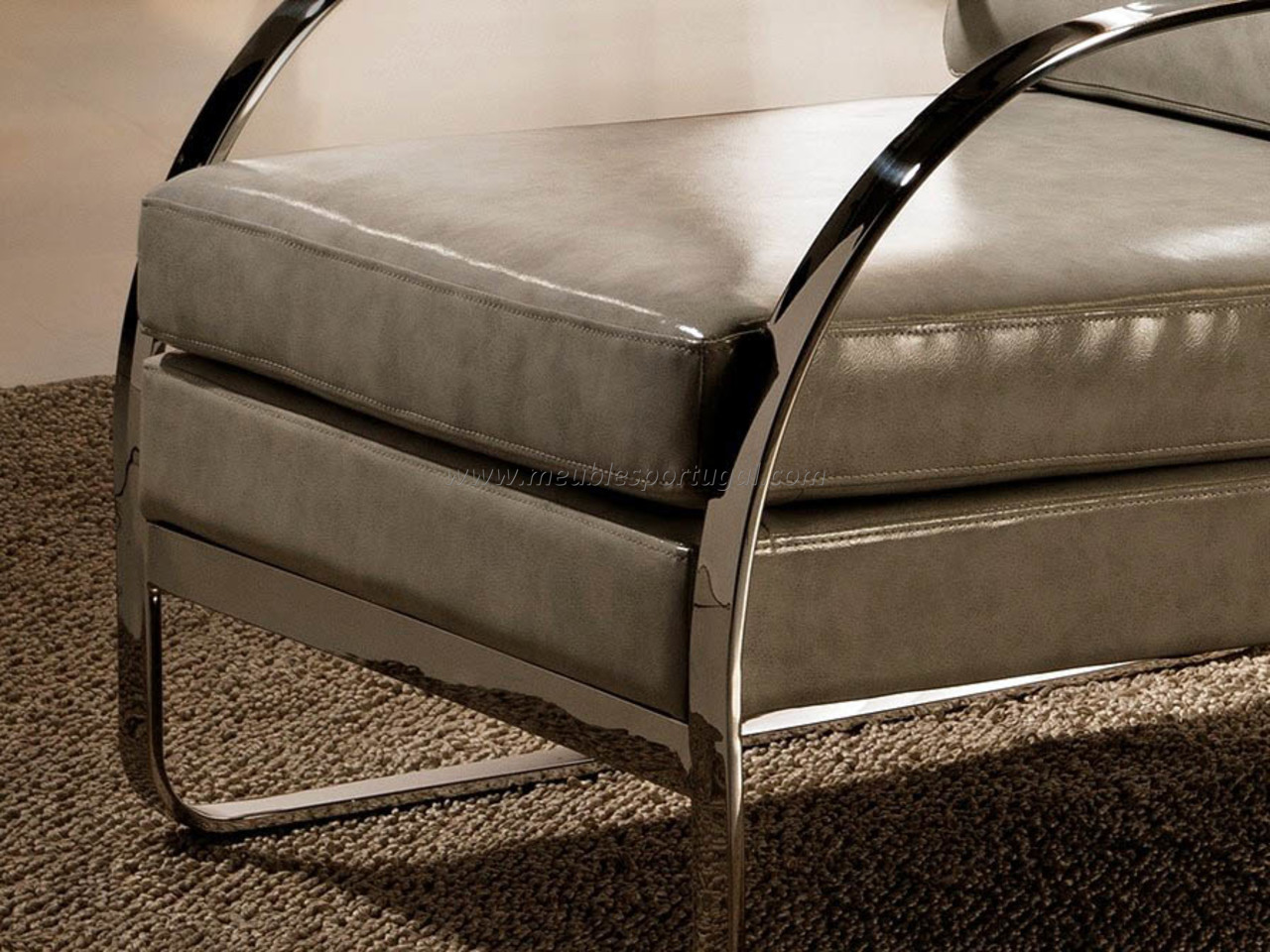 Fauteuil en cuir gris clair