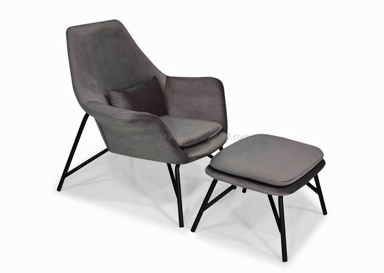 Fauteuil gris en velours avec repose pieds