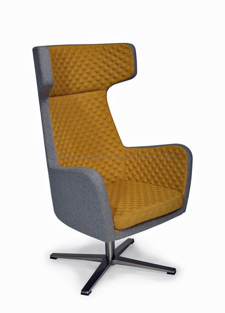 Fauteuil jaune et gris clair avec un pied chrome