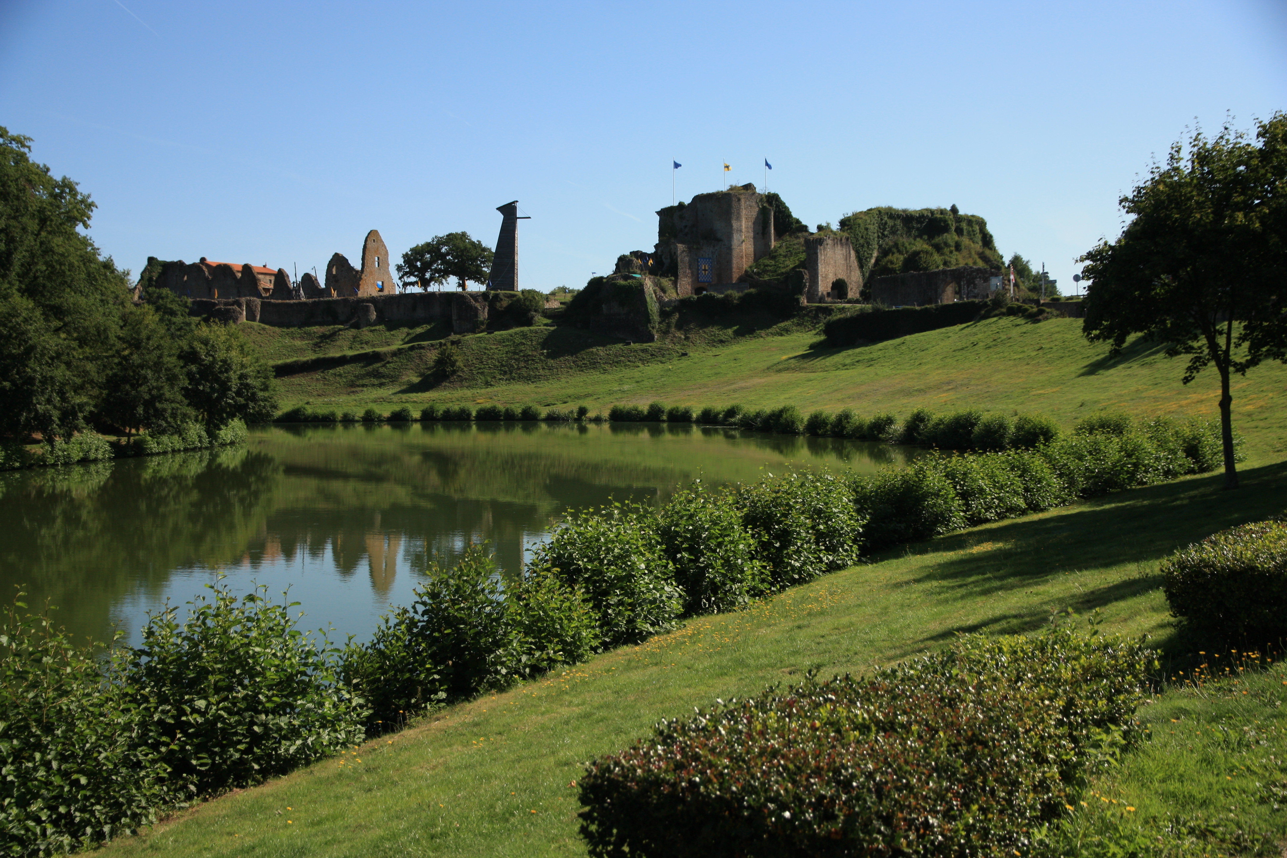 Chateau de tiffauges depuis l etang