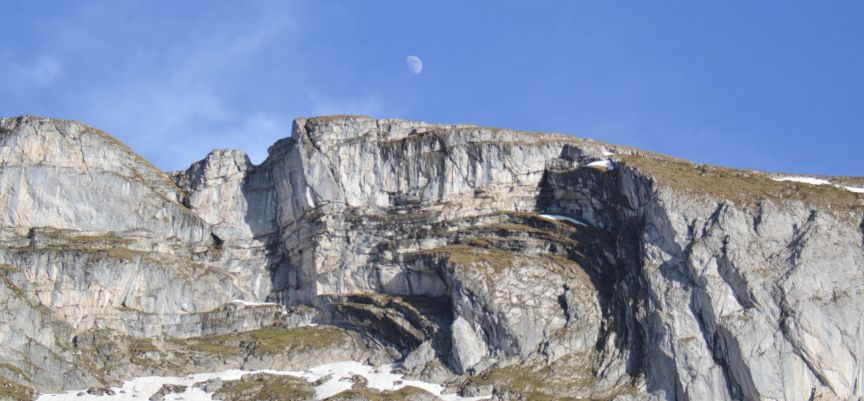 Gros plan de rocher dans la réserve du Vanil Noir en Suisse / Swiss photos