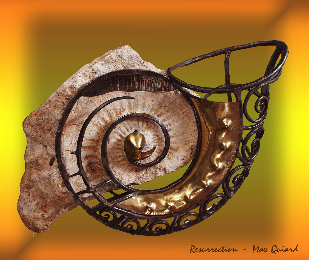 "Résurrection" ou l'art d'associer le métal et une ammonite.