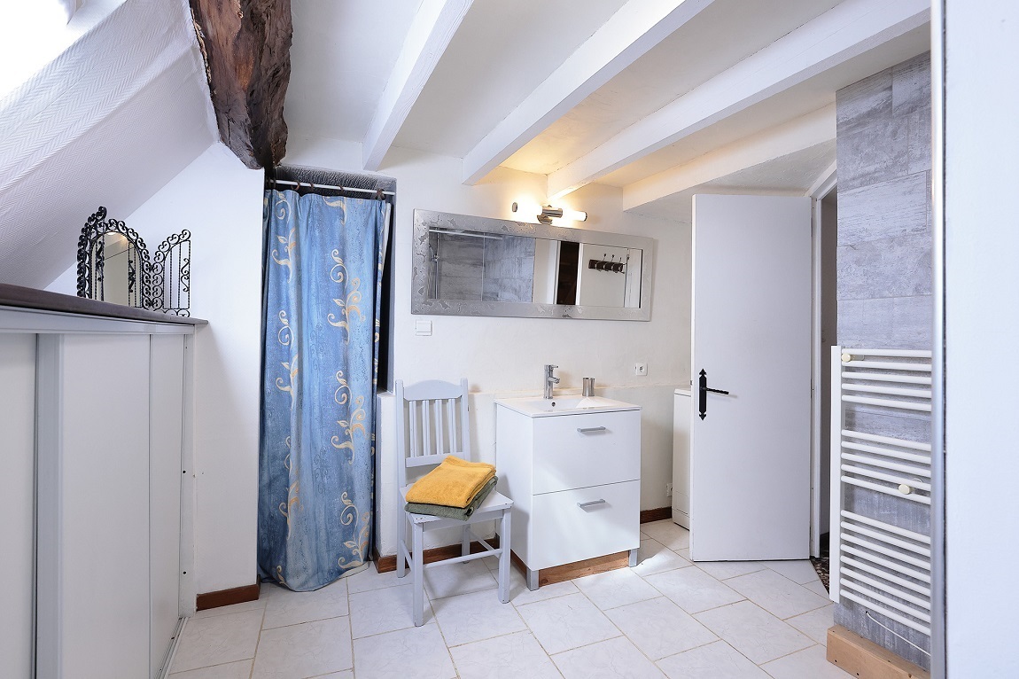               Location meublée
       Salle d'eau rangement WC