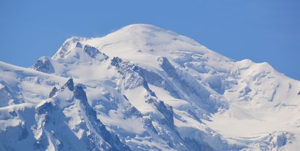 Le Mont-Blanc (4810 m.) et l'Aiguille du Midi (3842 m.) dans le massif du Mont-Blanc