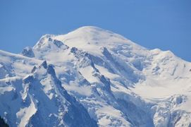 Mont-Blanc (4810 m.), Mont Maudit (4465 m.) et Aiguille du Midi (3842 m.) dans le massif du Mont-Blanc