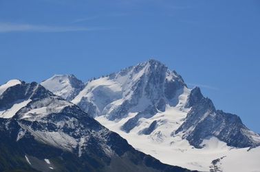 Aiguille du Chardonnet dans le massif du Mont-Blanc depuis le barrage d'Emosson