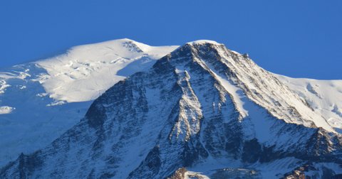 Pointe Bayeux (Dôme du Goûter) et Aiguille du Goûter dans le massif du Mont-Blanc; on distingue le Refuge du Goûter sur la crête ouest de l'Aiguille.