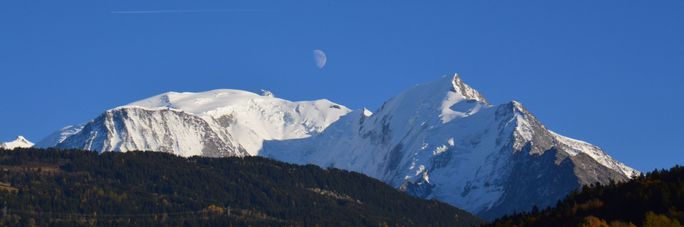 (De gauche à droite)  Aiguille du Goûter, Dôme du Goûter et Aiguille de Bionnassay dans le massif du Mont-Blanc