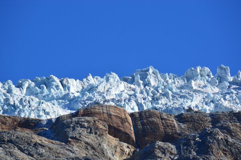 Gros plan du front glaciaire du glacier du Tour dans le massif du Mont-Blanc