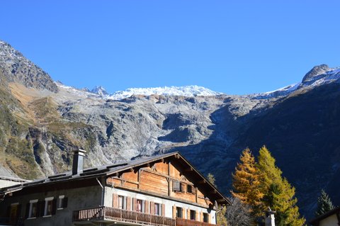 Village du Tour et glacier du Tour en surplomb dans la région du Mont-Blanc