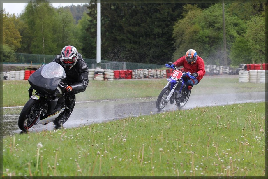 Motos
