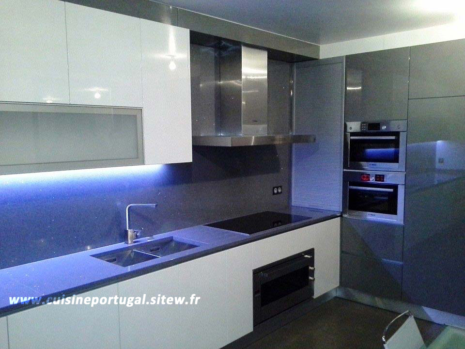 CUISINE SUR MESURE PLAN DE TRAVAIL EN QUARTZ GRIS
