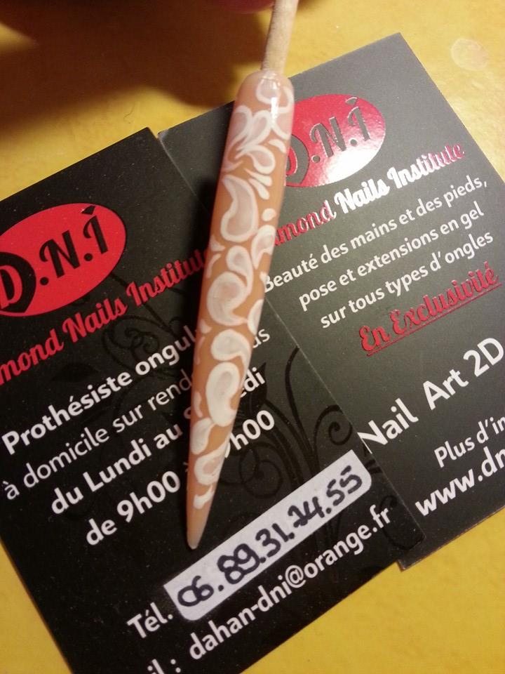 Nail art nude et acrylque blanche