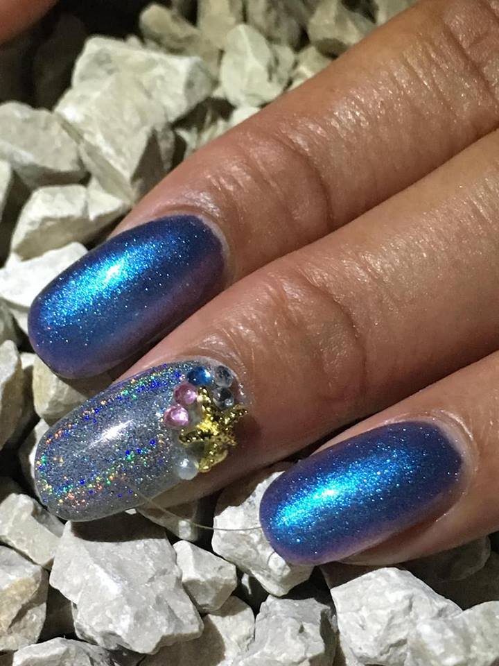 Mermaid dream poudre chrome blue et holographique et composition strass perles et breloques