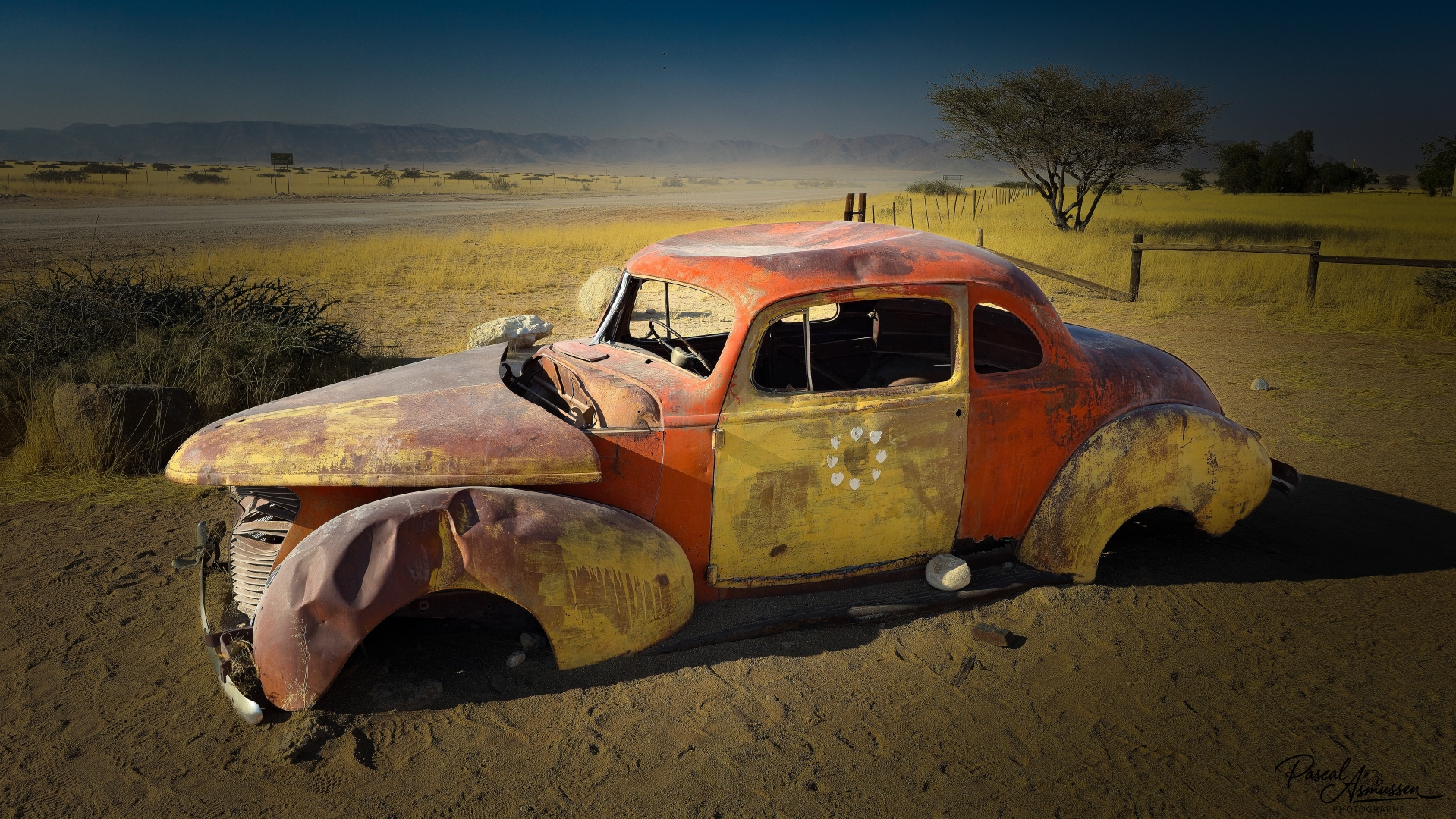Carcasse voiture jaune et rouge solitaire namibie grande 