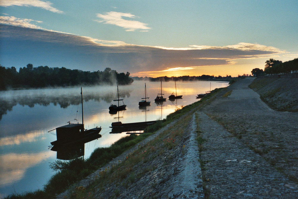 Aube sur le port de Bréhémont
