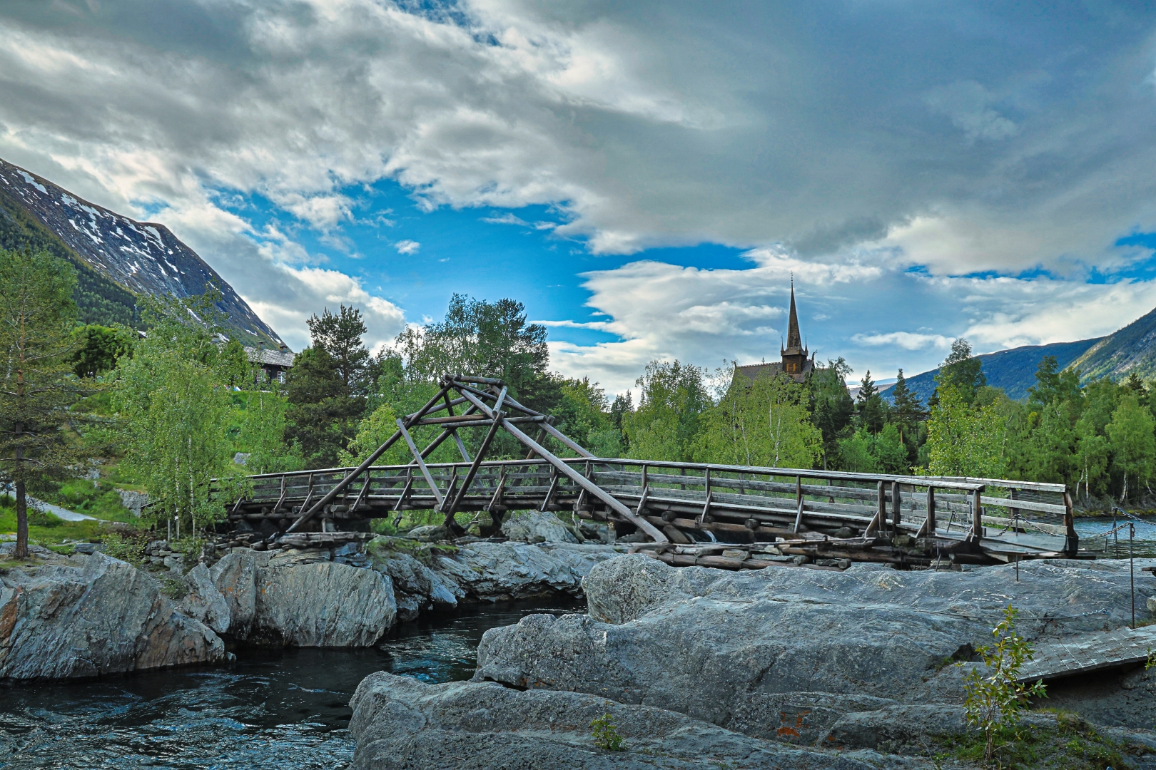 Passerelle en bois sur la bovra 2 lom norvege grande 