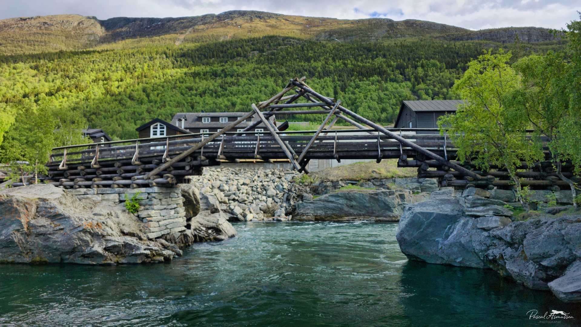 Passerelle en bois sur la bovra lom norvege grande 