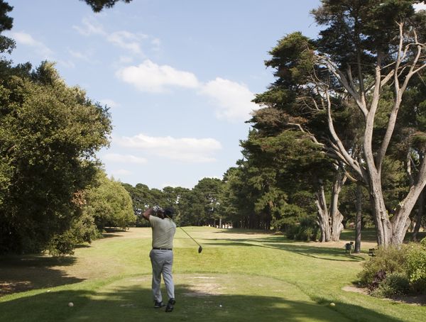 Golfeur en pleine action au depart du trou n 3 136