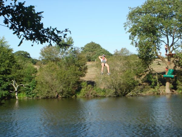 Tyrolienne au dessus de l etang 153