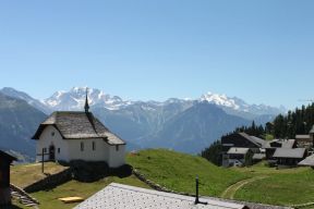 Randonnée au glacier d'Aletsch dans les Alpes suisses / Le village de Bettmeralp et la chapelle "Maria zum Schnee"