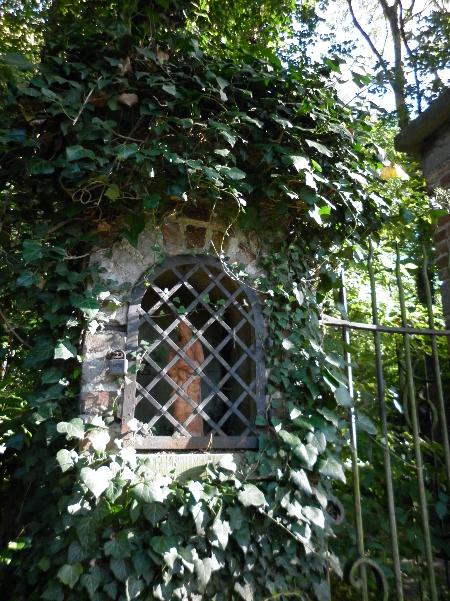 Maulde - Chapelle à l'entrée du château de Froidmanteau