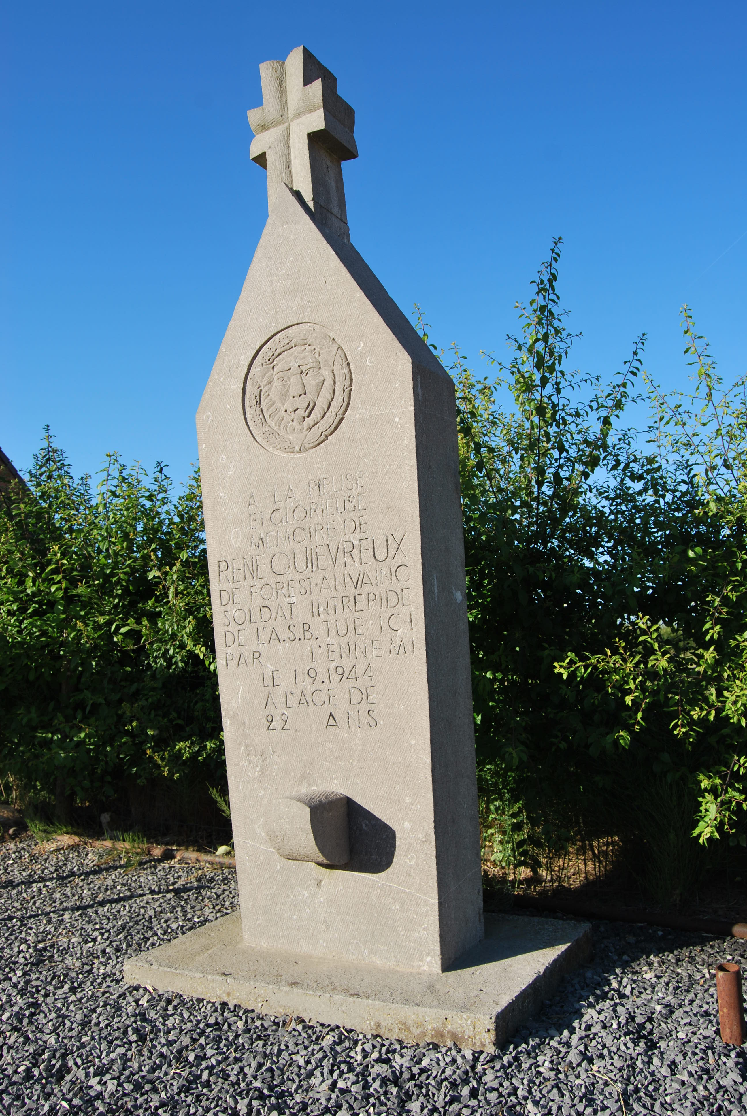 Monument à la mémoire de René Quiévreux tué par les allemands le 01/09/1944 à Maulde