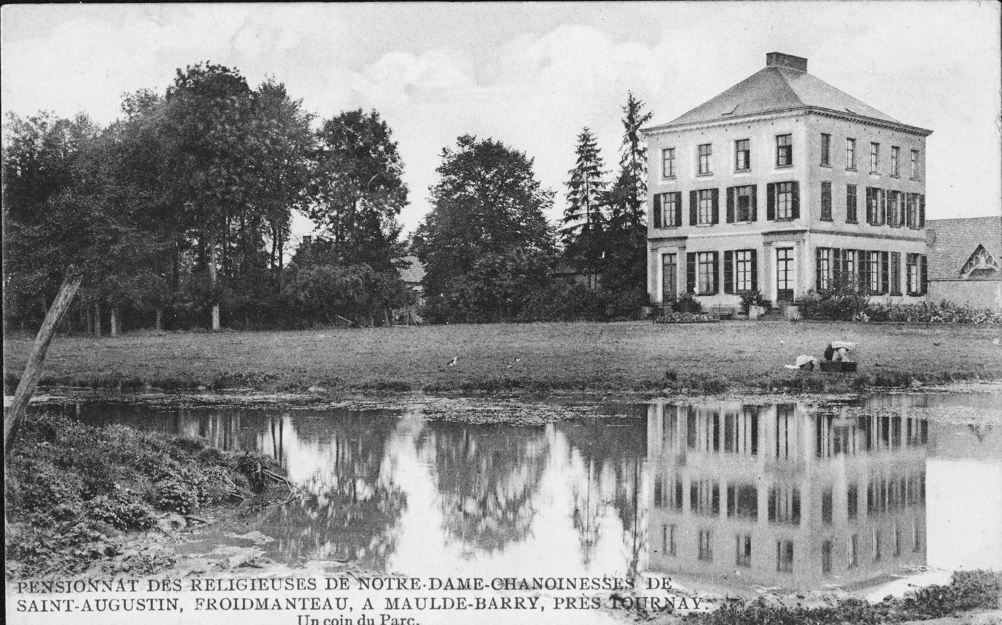Maulde - Pensionnat des religieuses de Notre Dame-Chanoinesses de St Augustin - un coin du parc