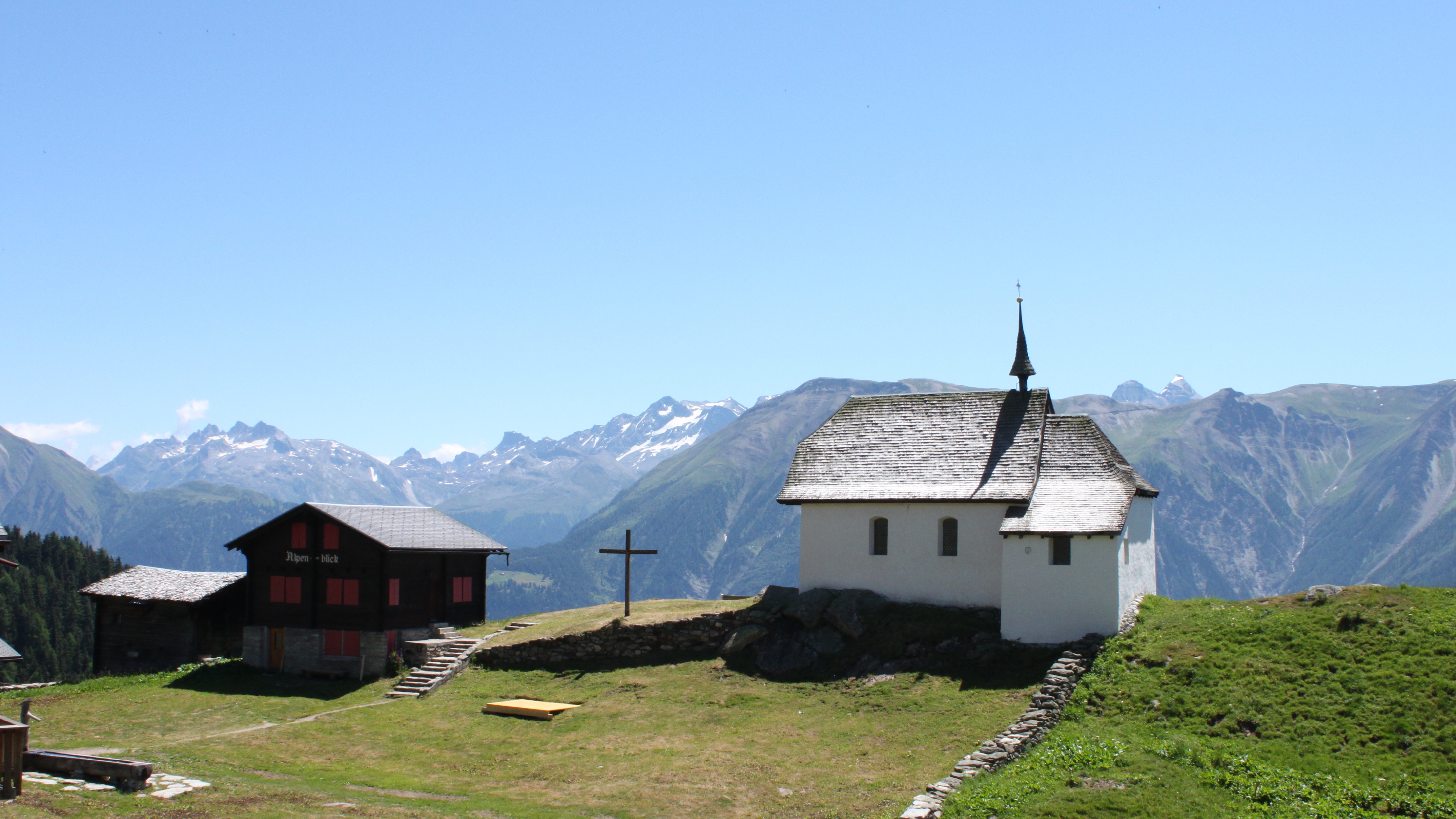 Randonnée au glacier d'Aletsch dans les Alpes suisses / Le village de Bettmeralp et la chapelle "Maria zum Schnee"
