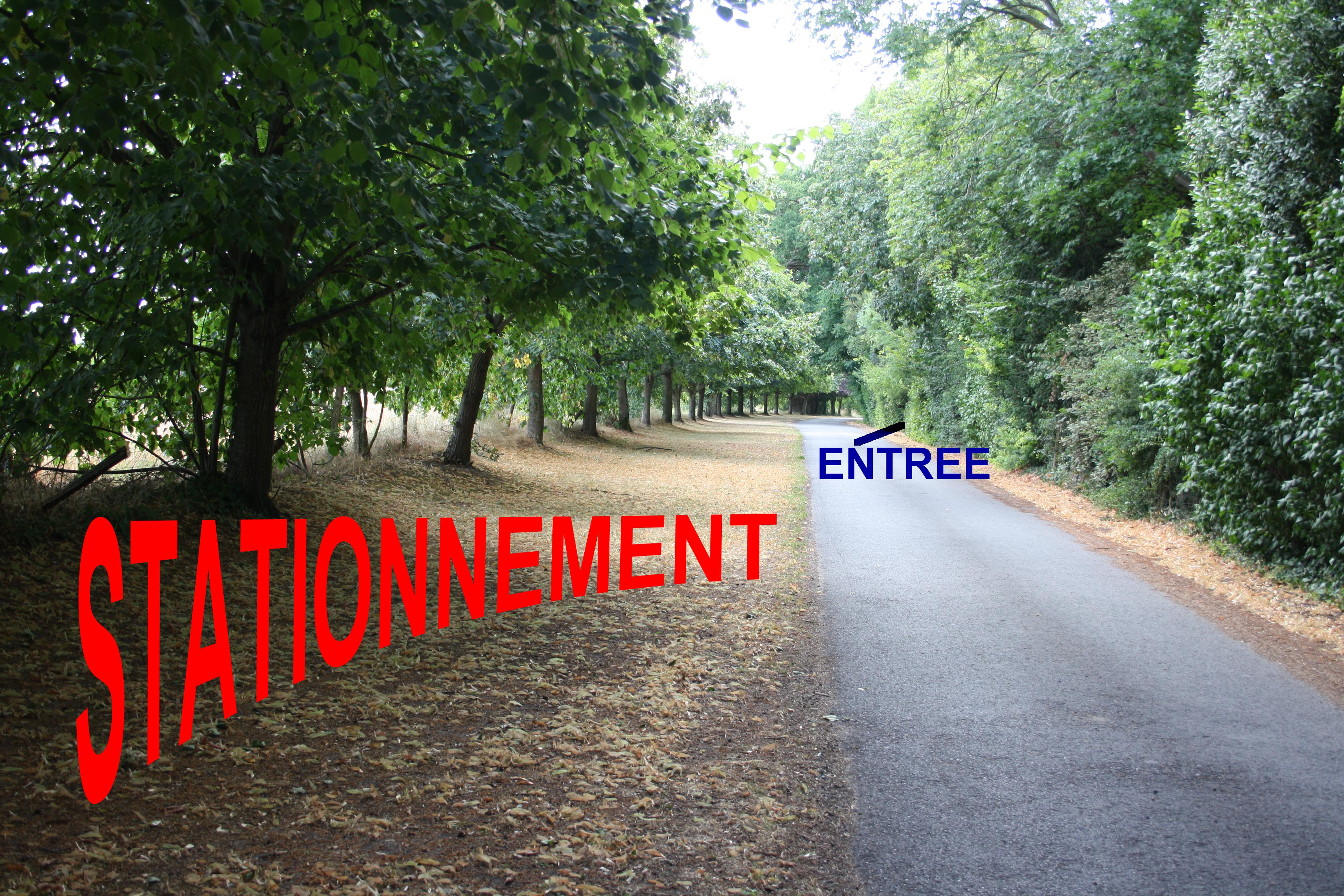 L'entrée se fait uniquement à pied après avoir garé son véhicule en épi.