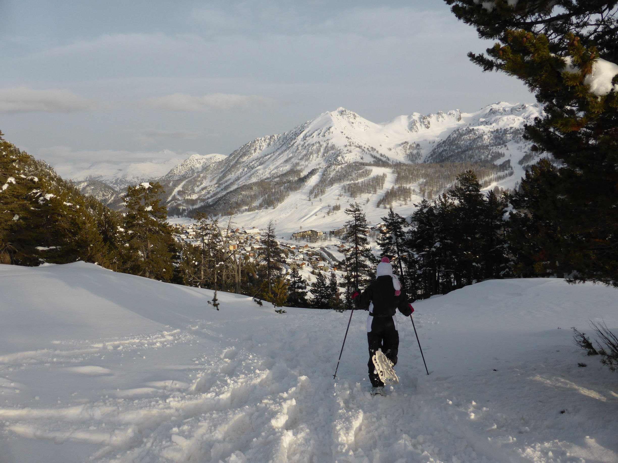 Descente en raquettes dans la vallee montgenevre