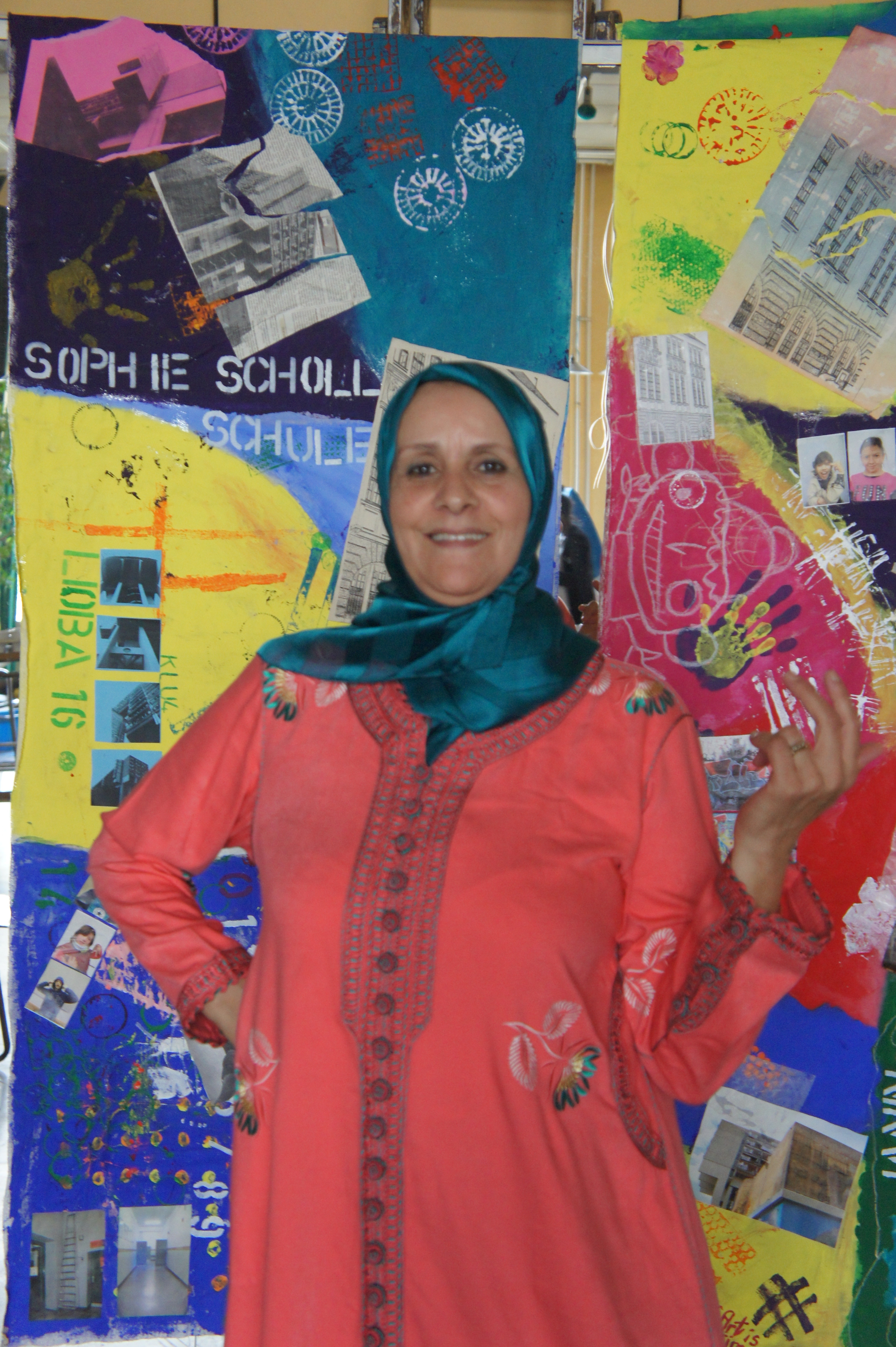 Najat devant un des modèles d'inspiration