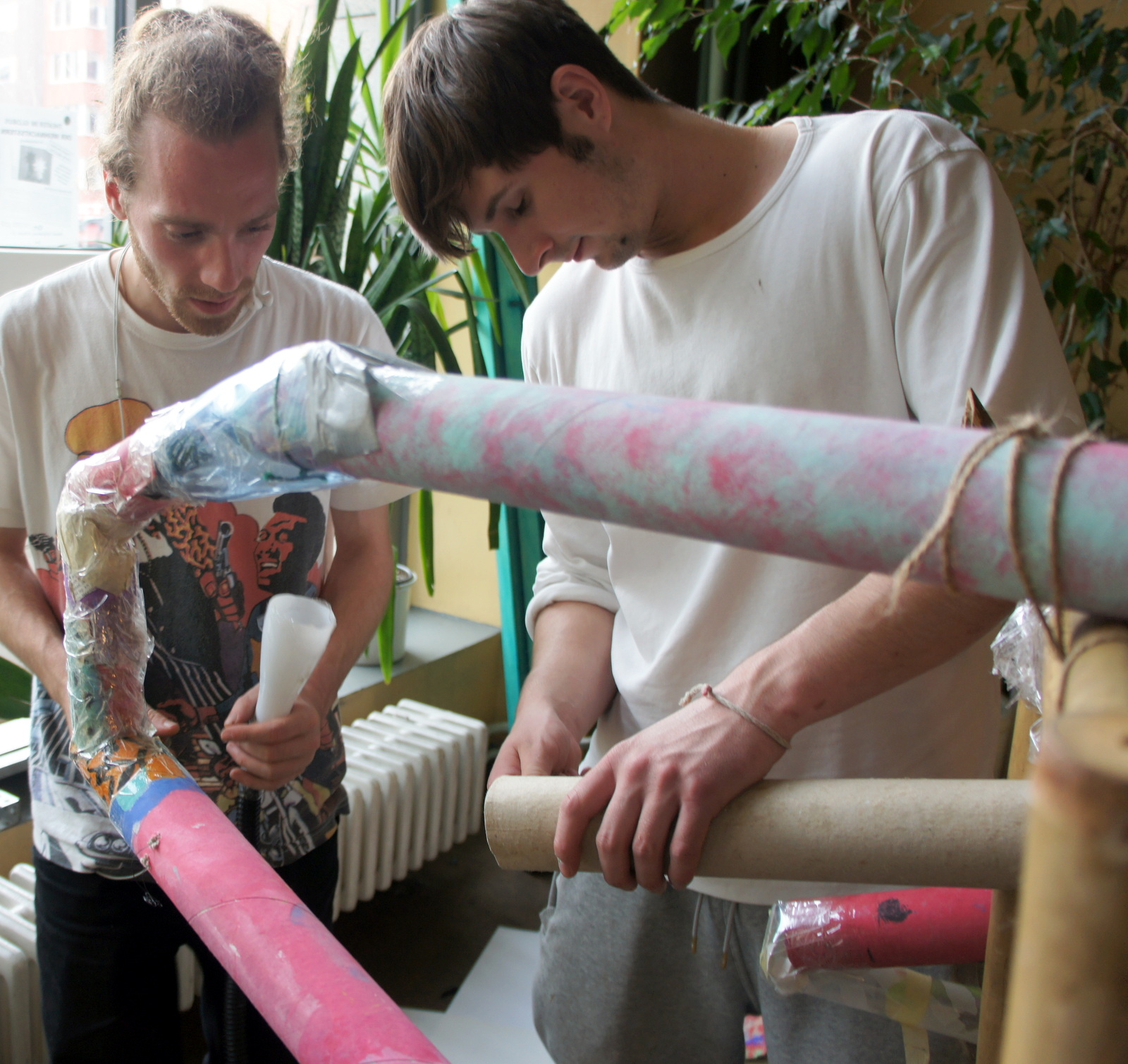 Julian et Yann bricolent avec des poubelles.