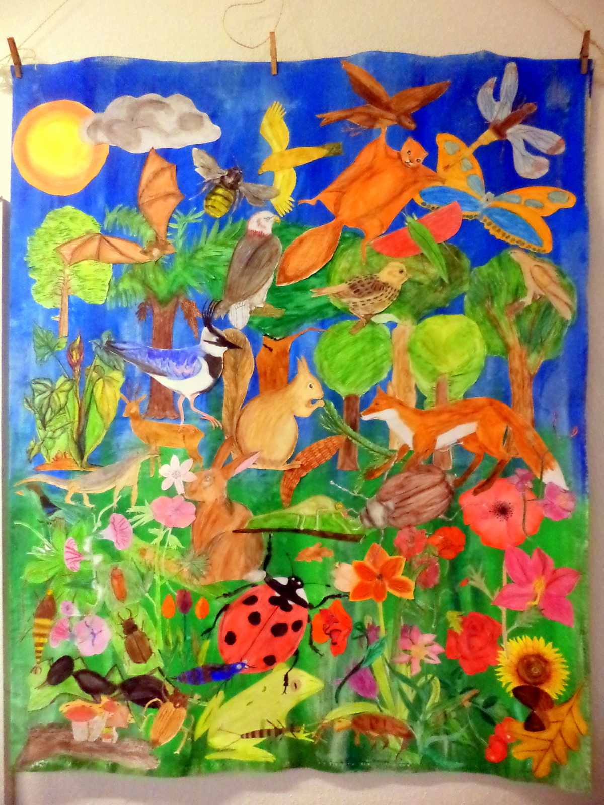 Grande fresque collective faite des motifs 'nature' floraux et animaux