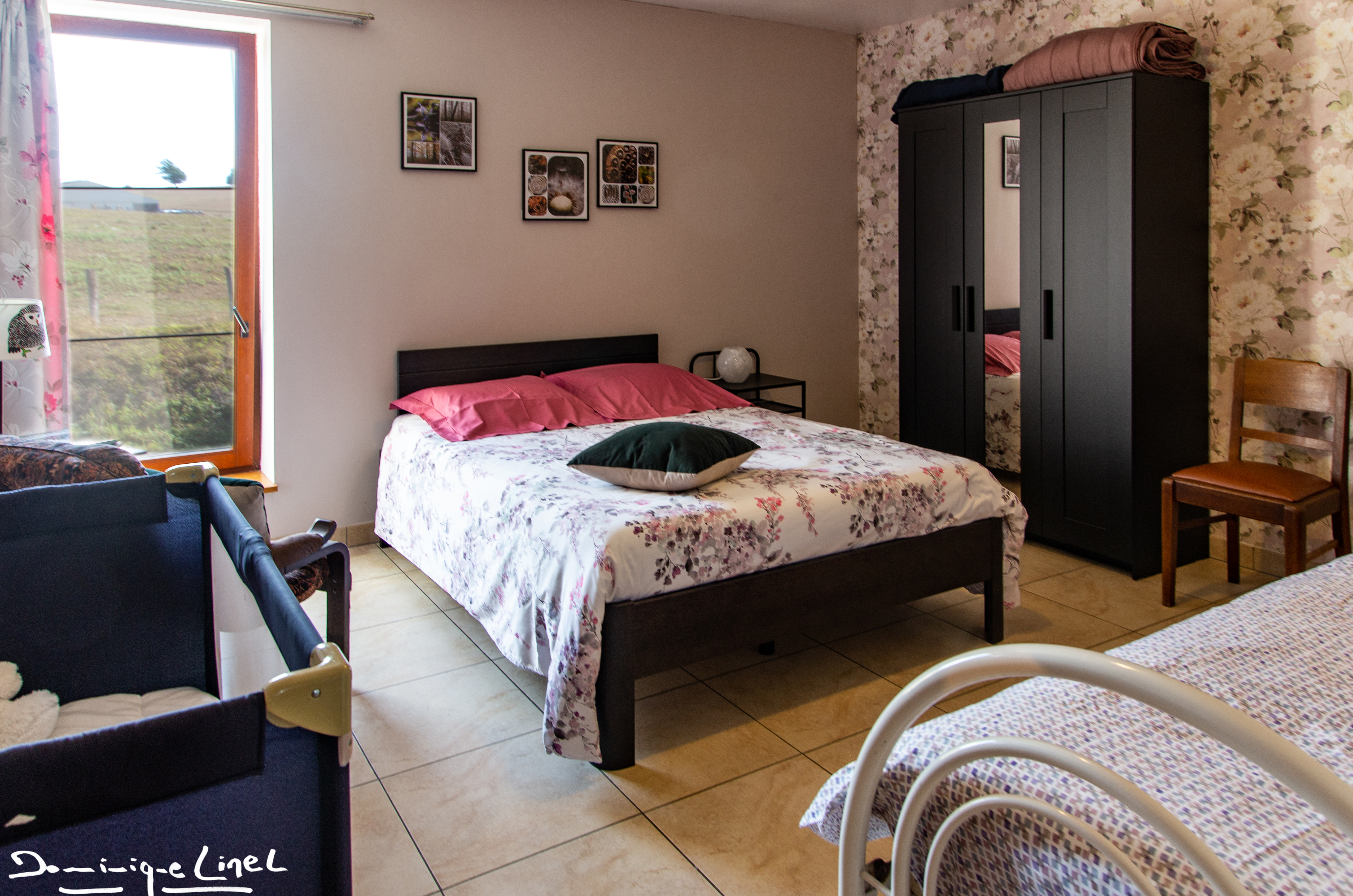 Chambre avec lit double, lit simple et lit bébé dans le gîte "Au Balcon de la Gaume" 