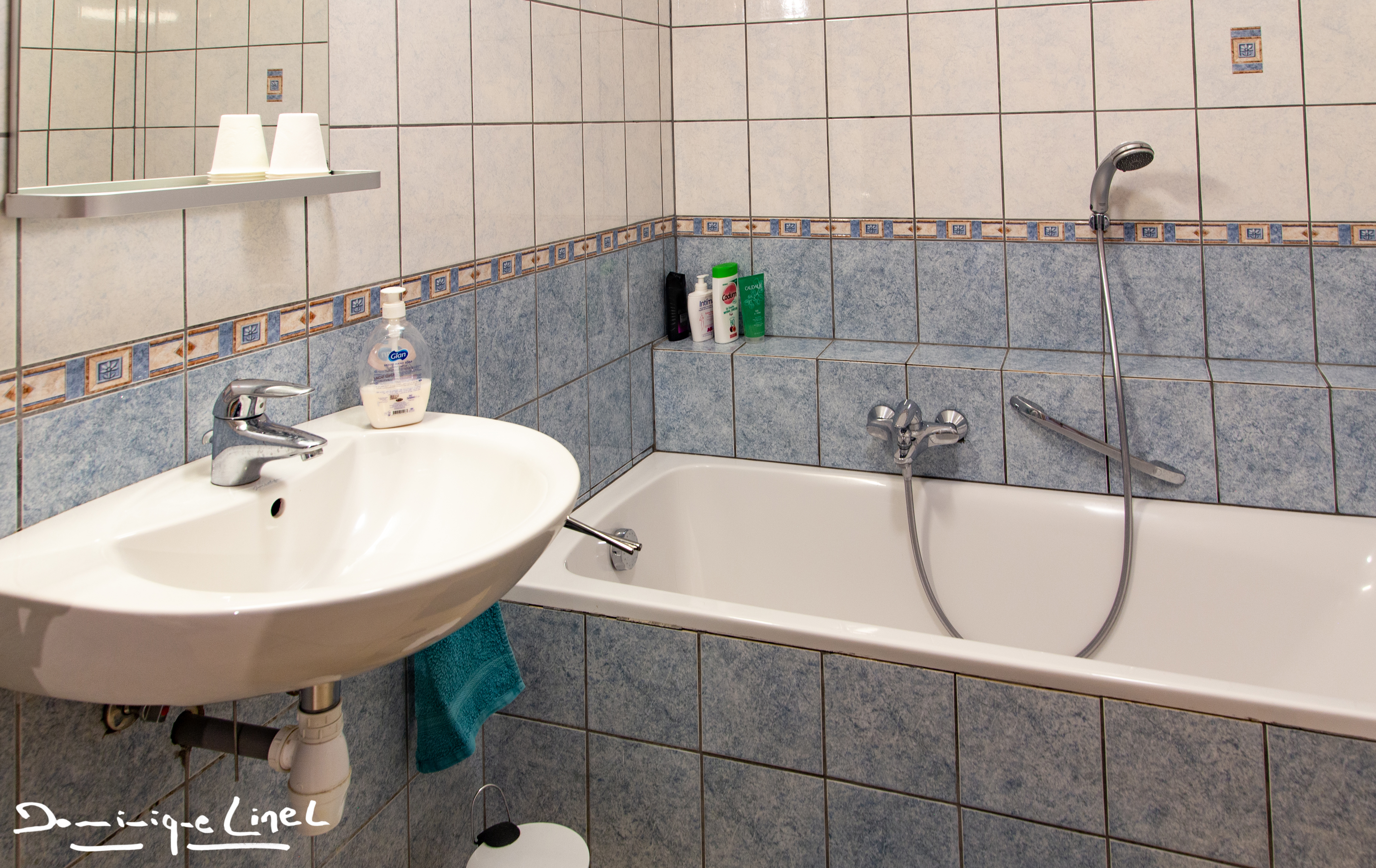 Salle de bain avec baignoire du gîte "Au Balcon de la Gaume" 