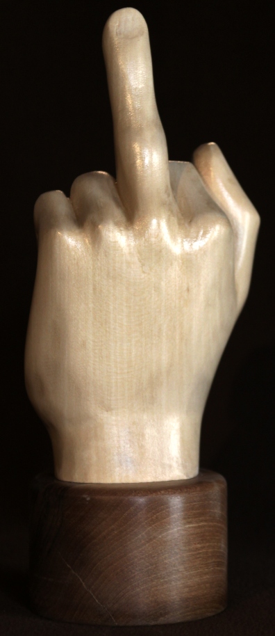Sculpture originale et insolite doigt d'honneur humoristique ou sarcastique