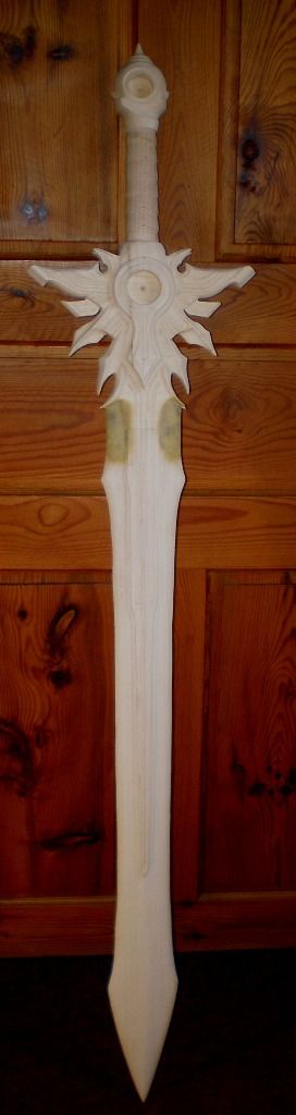 Fausse épée sculptée sur mesure en bois
