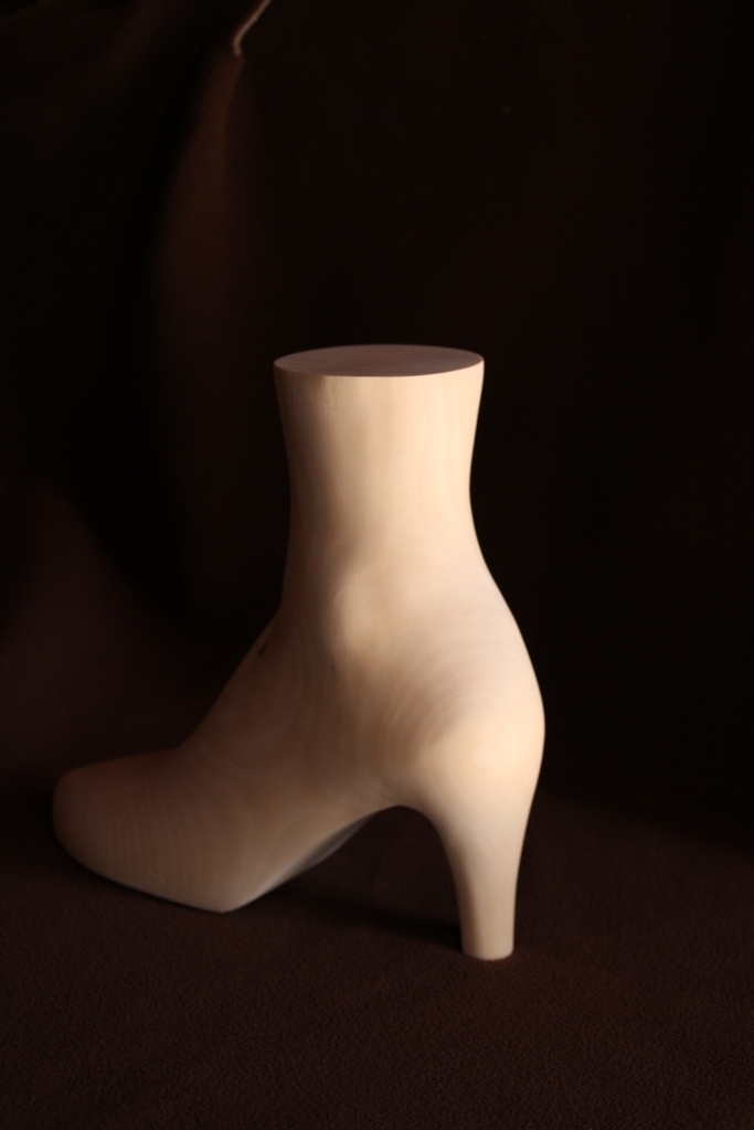 Escarpin sculpté en bois sur mesure pour servir de présentoir a des articles