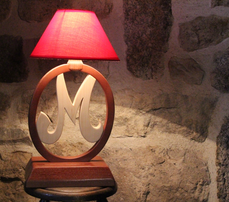 Lampe en bois sur mesure cadeau personnalisé