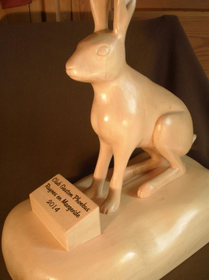 Lièvre sculpture sur mesure à la demande pour un club de chasse