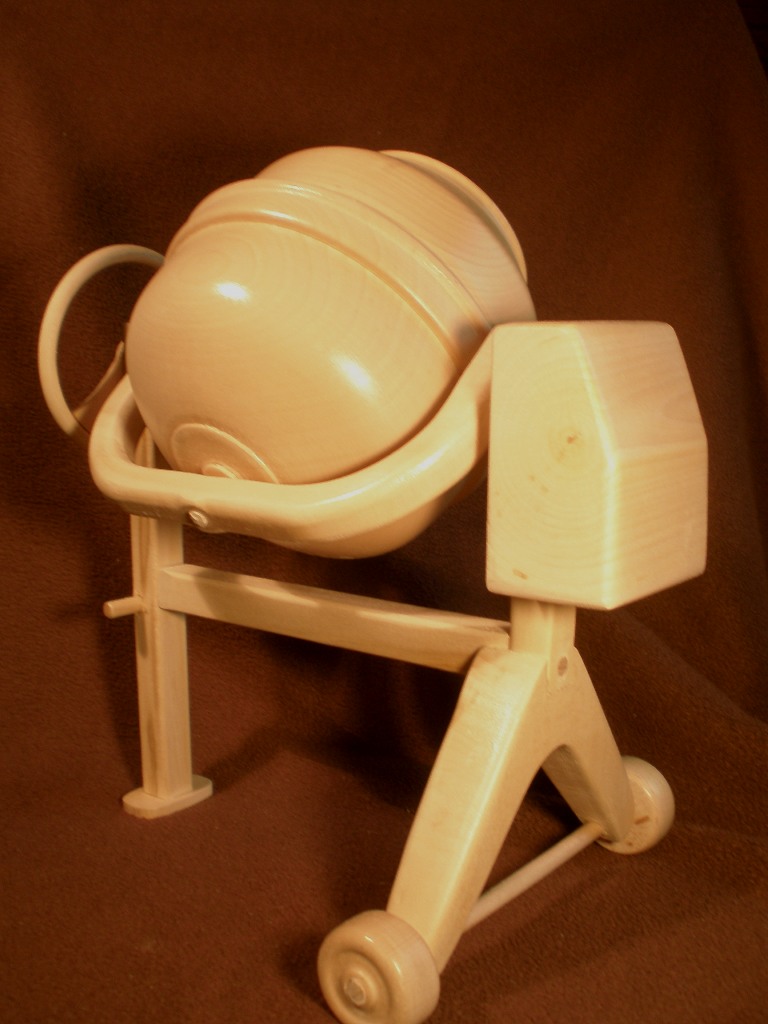maquette réaliste d'objet courant betonnière en bois cadeau original pour un maçon insolite