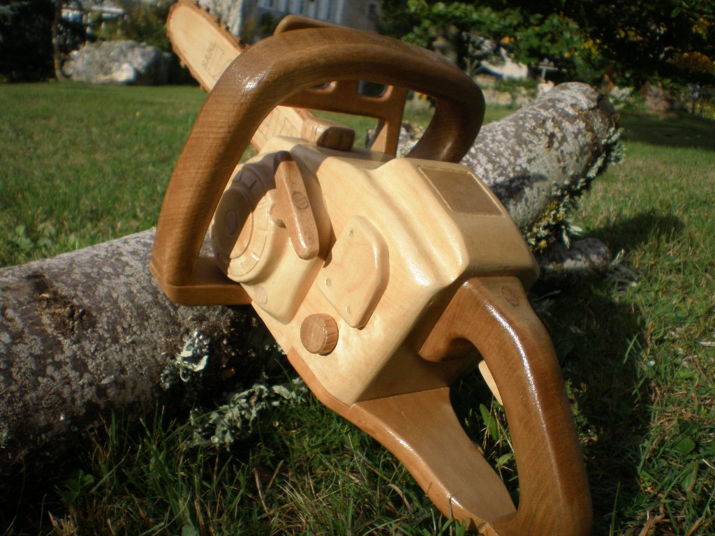 Sculpture originale et insolite d'une tronçonneuse cadeau original sur mesure en bois sculpté