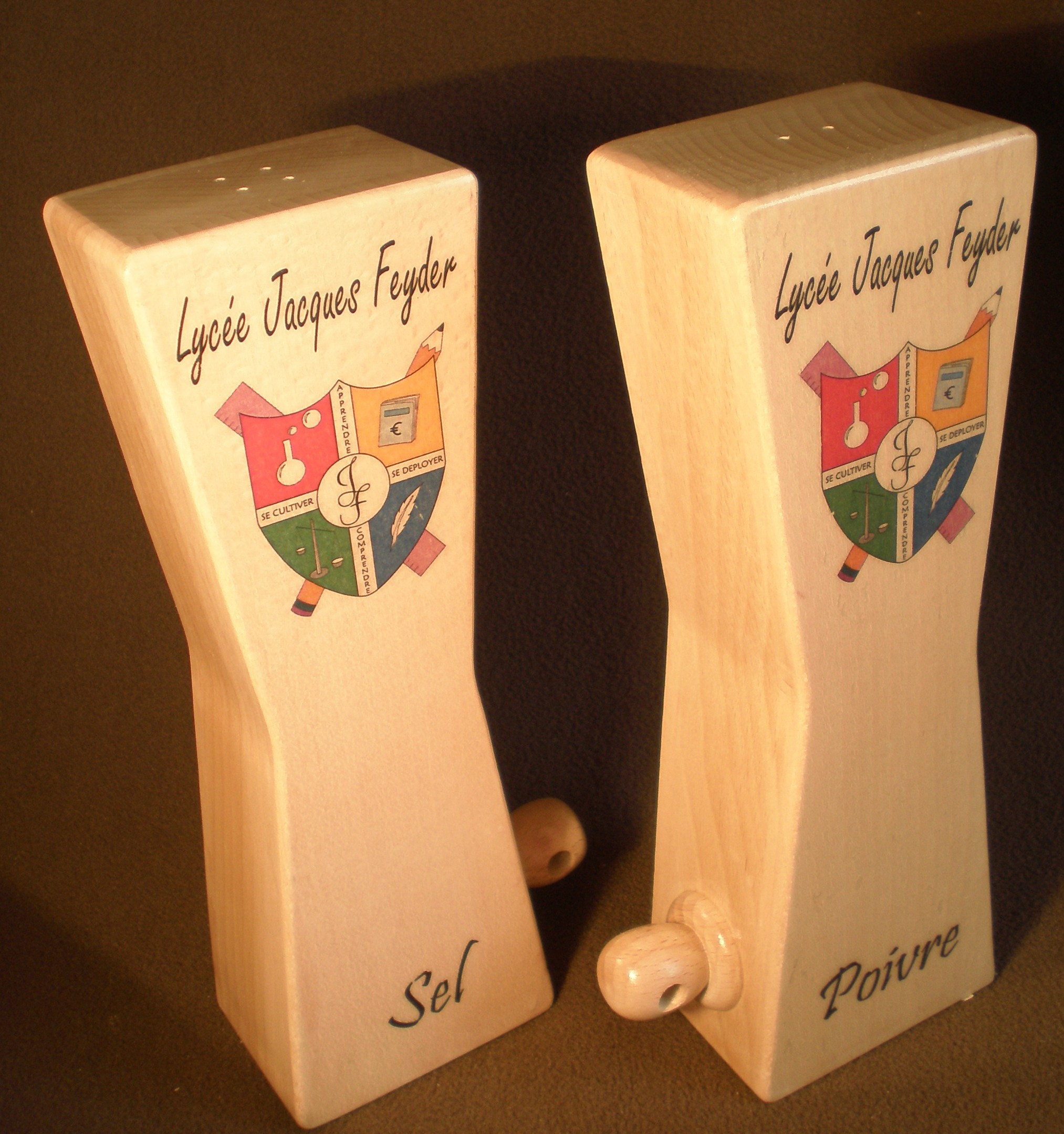 Poivrière et salière en bois sur mesure pour une collectivité avec système antivol pour une collectivité locale Lycée