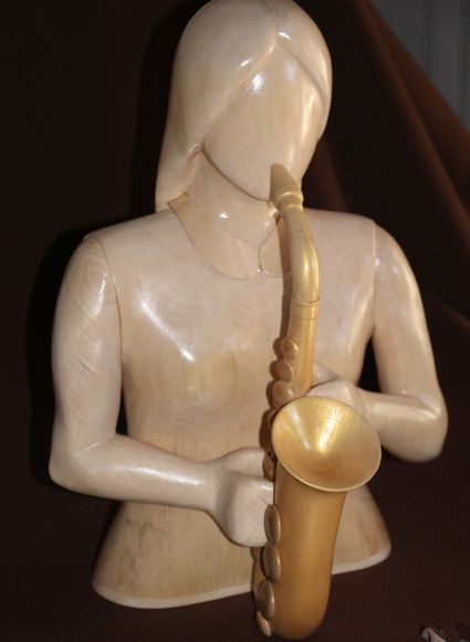 Sculpture sur mesure à la demande musicienne saxophoniste sculptée en bois de tilleul