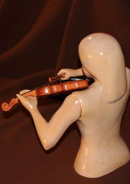 Sculpture en bois sur mesure musicienne violoniste stylisée sculptée en tilleul et violon sculpté réaliste