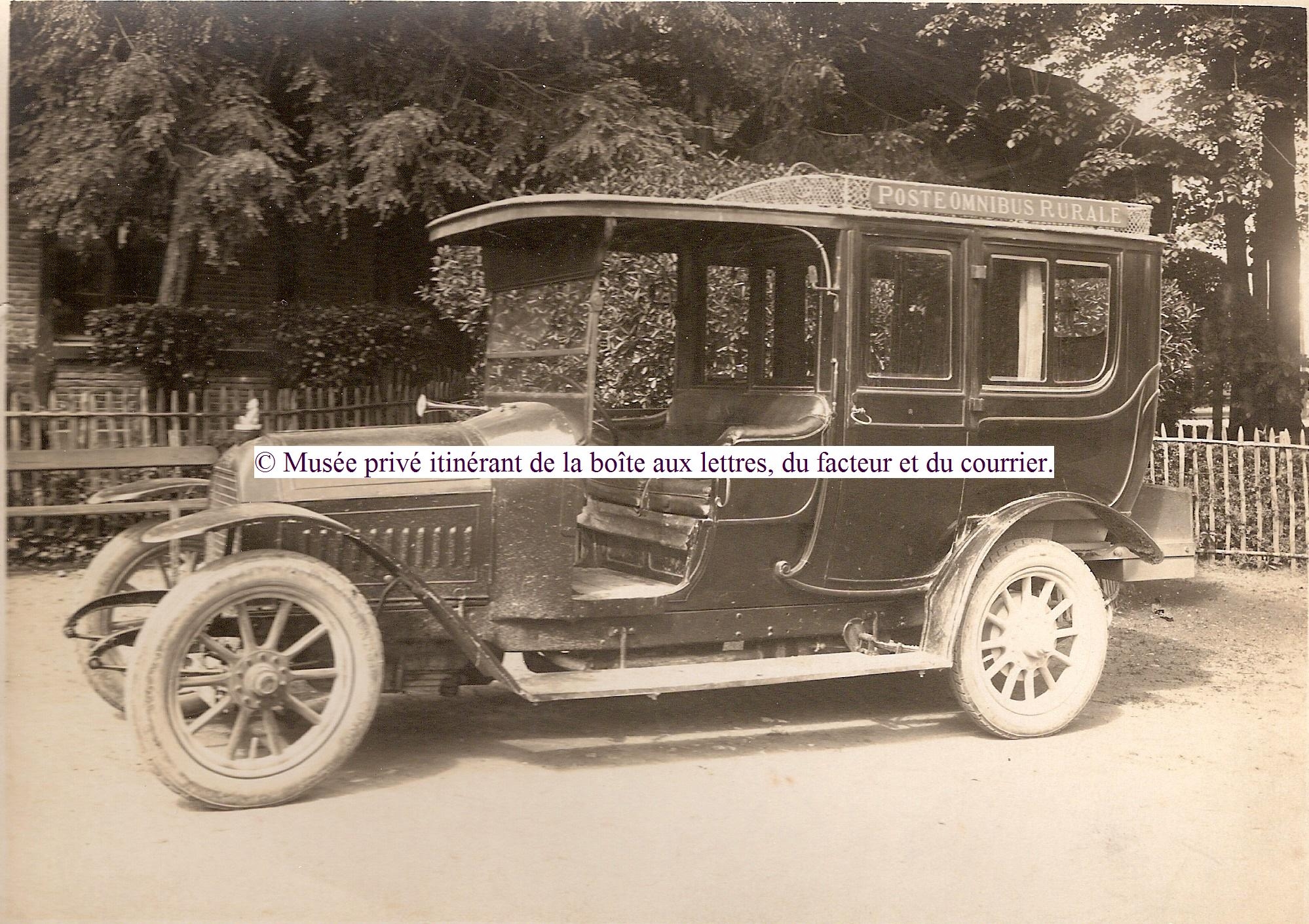 photo voiture  PTT poste automobile rurale (PAR)  Figeac (Lot) poste omnibus rurale
