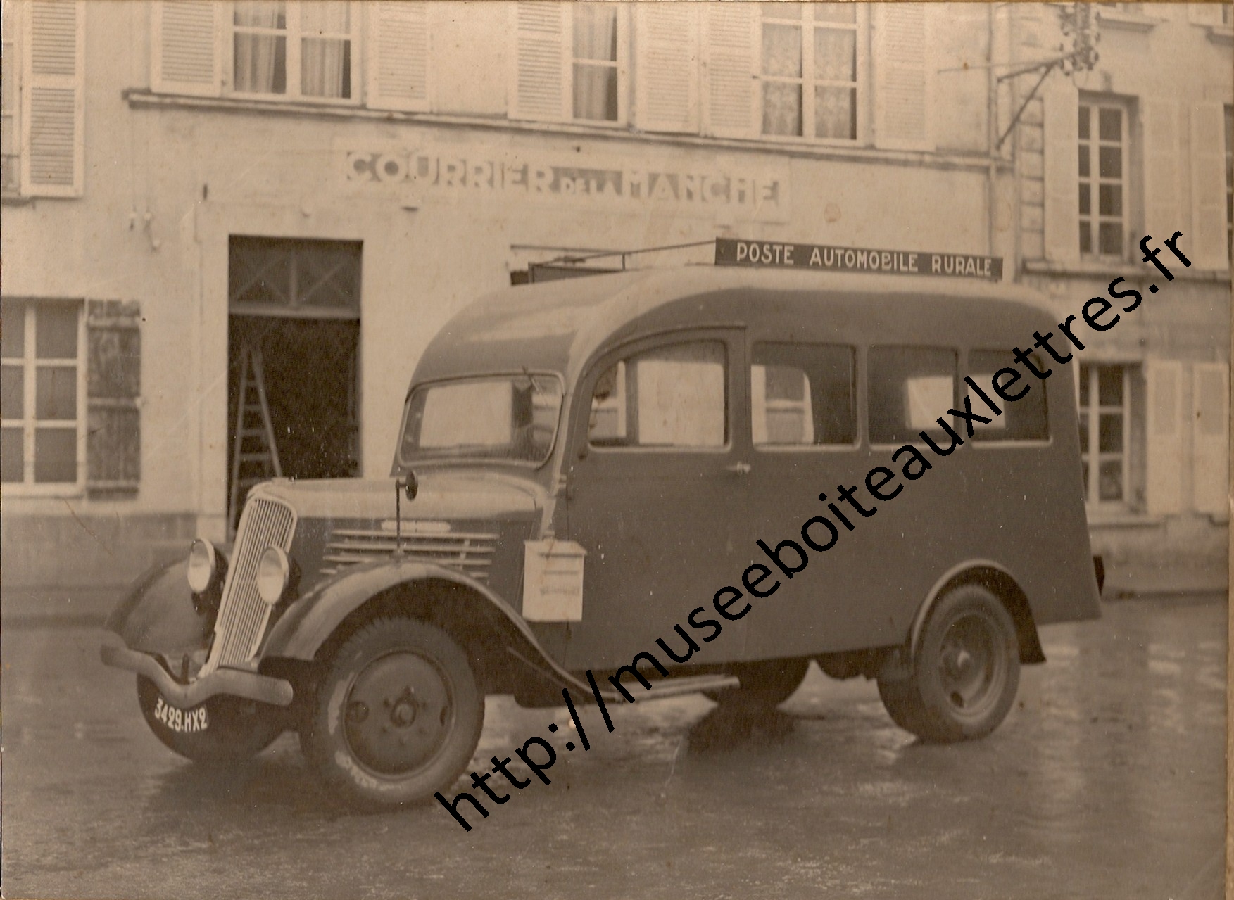 photo voiture boite aux lettres mobile Delachanal  Saint Lo Manche  PTT poste automobile rurale (PAR)
